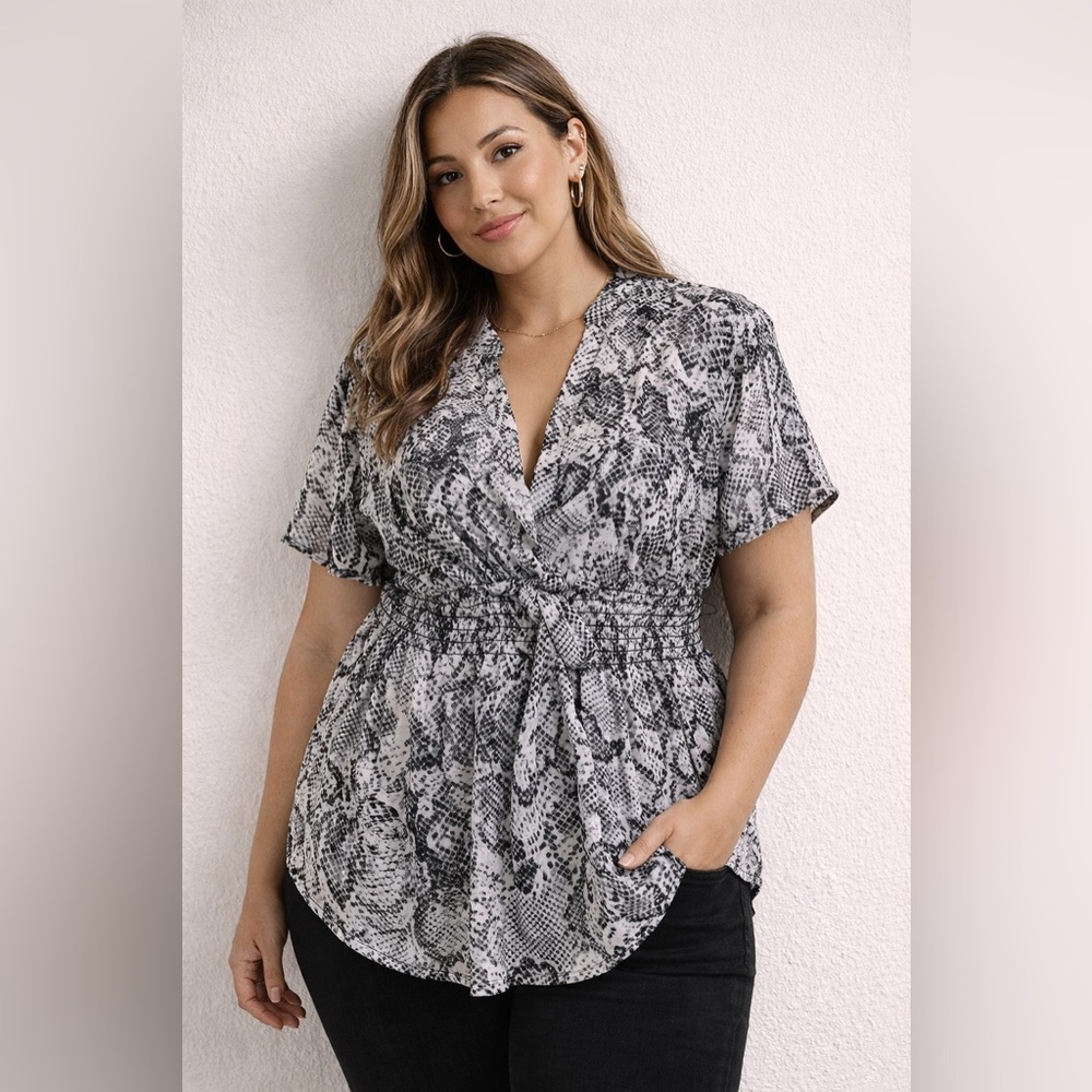 💗 TORRID Snakeskin Blouse Plus Size 4 4X